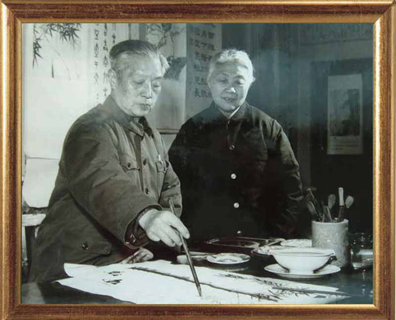 画家饶瑞清恩师、著名国画家柳子谷先生在作画