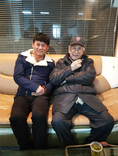 饶瑞清和著名画家朱湖老师在一起